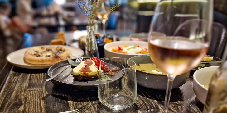 Tříchodové menu pro dva na Letné: polévka, pizza či pasta, cheesecake a sklenka prosecca