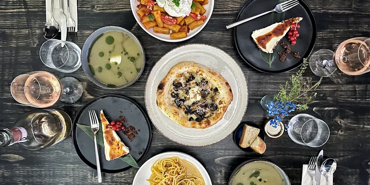 Tříchodové menu pro dva na Letné: polévka, pizza či pasta, cheesecake a sklenka prosecca