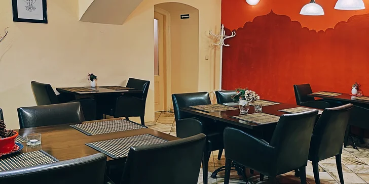 Čtyřchodové indicko-nepálské menu pro dvě osoby: kuřecí i vegetariánská varianta