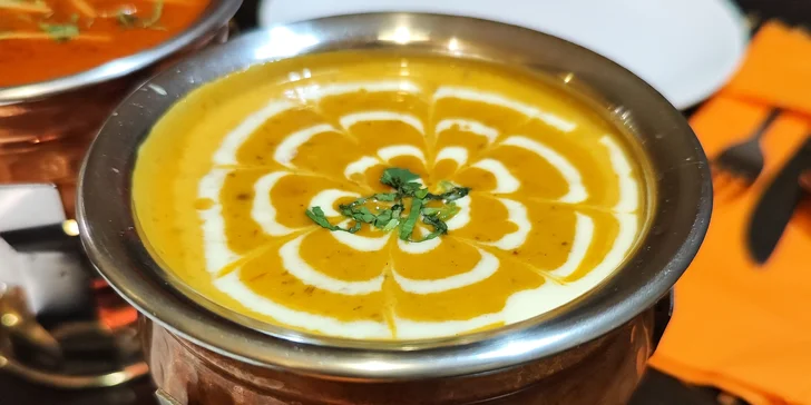 Čtyřchodové indicko-nepálské menu pro dvě osoby: kuřecí i vegetariánská varianta
