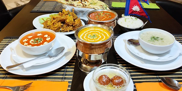 Čtyřchodové indicko-nepálské menu pro dvě osoby: kuřecí i vegetariánská varianta