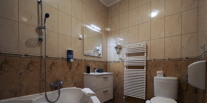 Pobyt nedaleko Egeru: wellness centrum s léčivou vodou, polopenze a zábava, 2 děti zdarma