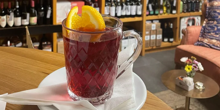 Horký nápoj dle výběru: svařené víno, jablečné Brulé di Mela, Calimero či Bombardino