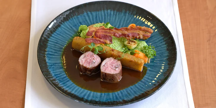 Degustační menu v klasicistním zámečku i vstup do wellness pro 2 osoby