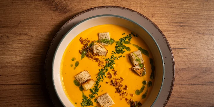 Vyladěné 4chodové menu v moderní restauraci: japonský tatarák i panenka sous vide