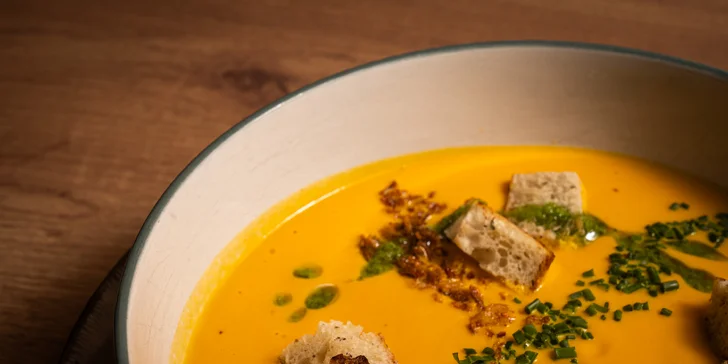 Vyladěné 4chodové menu v moderní restauraci: japonský tatarák i panenka sous vide