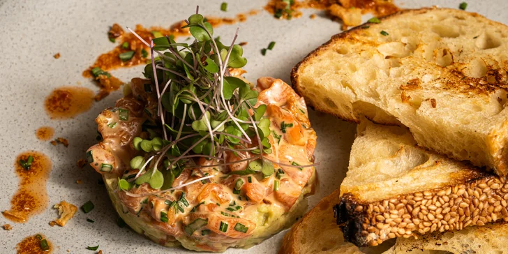 Vyladěné 4chodové menu v moderní restauraci: japonský tatarák i panenka sous vide