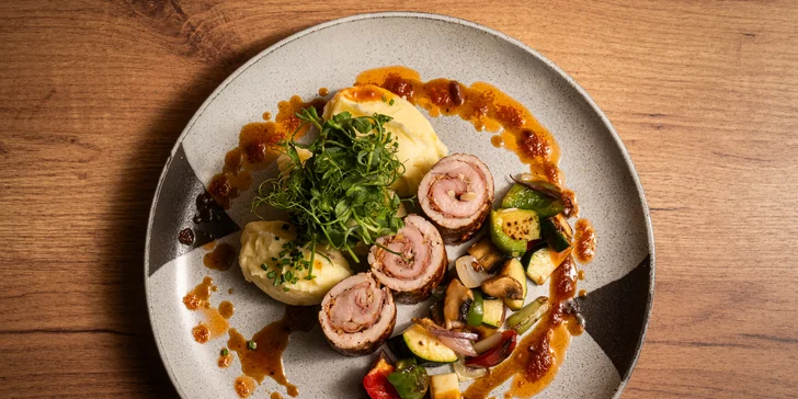 Vyladěné 4chodové menu v moderní restauraci: japonský tatarák i panenka sous vide
