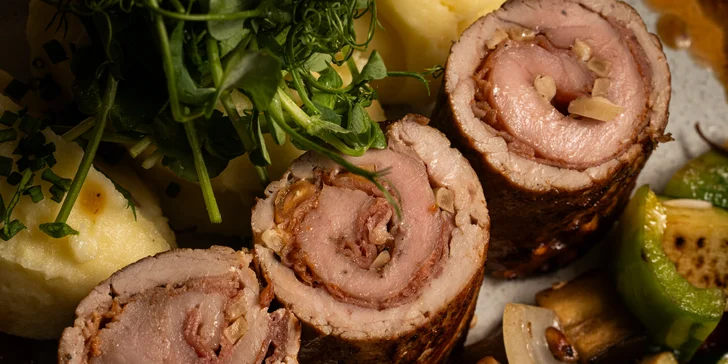 Vyladěné 4chodové menu v moderní restauraci: japonský tatarák i panenka sous vide