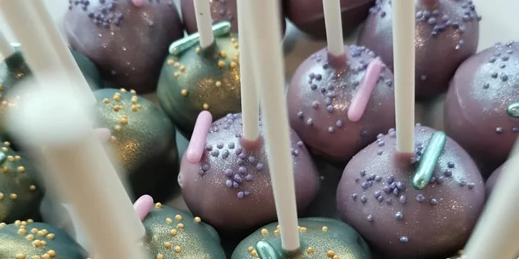 Elíziny dorty: cupcakes, cakepops i dvoukilový dort s krabicí na odnos