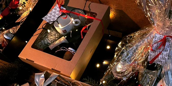 Otevřený voucher na dárkové balíčky, kávu, dezerty, koktejly a jídla z nabídky CAFE59