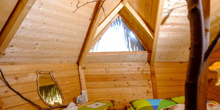 Tree house v lesích u Brna: domek postavený na modřínu až pro 4 osoby