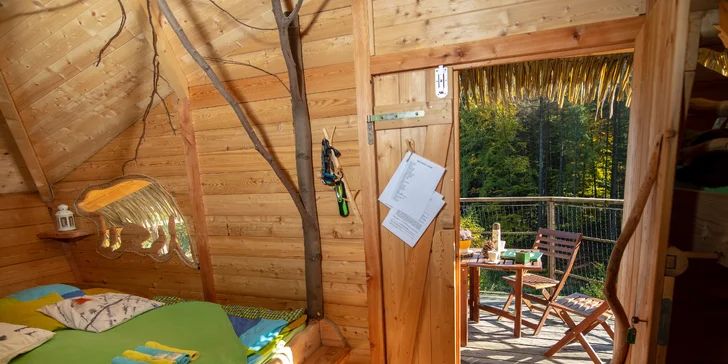 Tree house v lesích u Brna: domek postavený na modřínu až pro 4 osoby