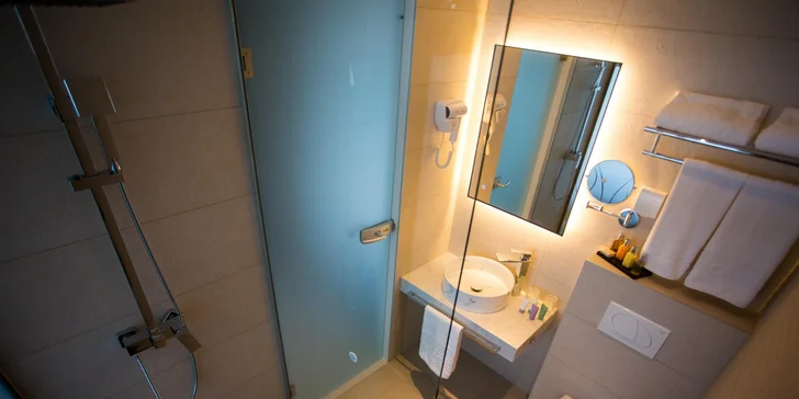 Dovolená s polopenzí na chorvatském ostrově Pag: hotel s luxusními pokoji přímo u oblázkové pláže