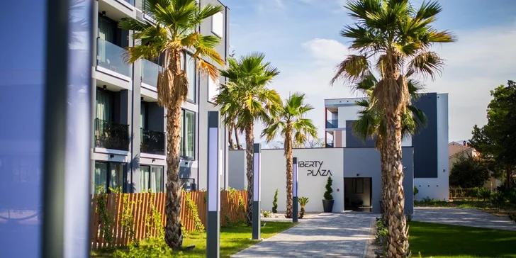 Dovolená s polopenzí na chorvatském ostrově Pag: hotel s luxusními pokoji přímo u oblázkové pláže