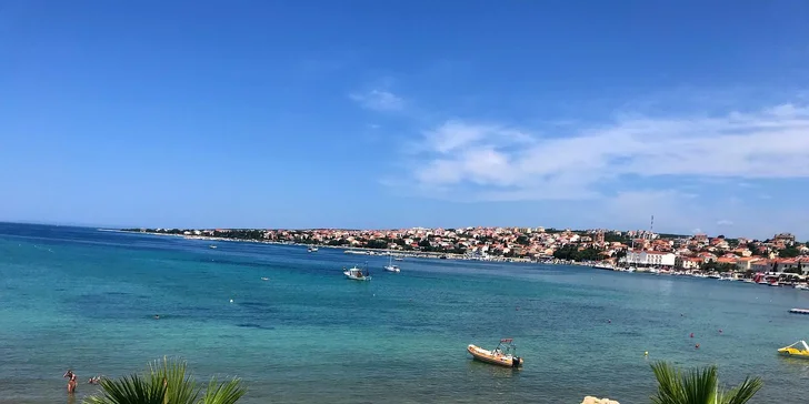 Dovolená s polopenzí na chorvatském ostrově Pag: hotel s luxusními pokoji přímo u oblázkové pláže