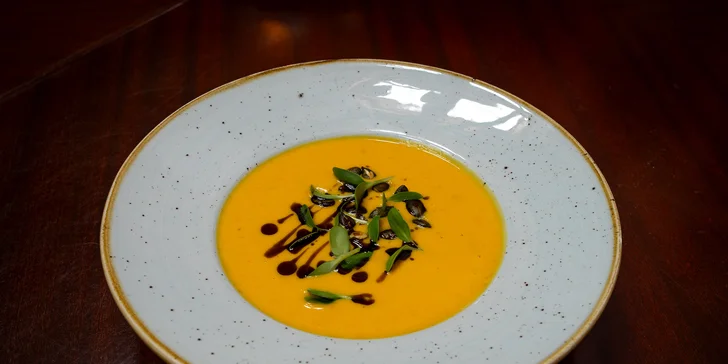 Čtyřchodové menu s nádechem asijské kuchyně: krevety, dýňový krém, steak s quinoou i fondant