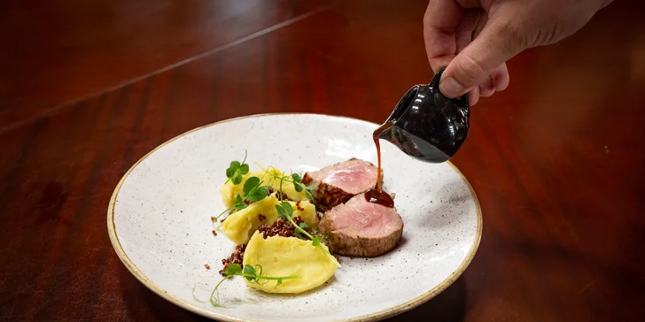 Čtyřchodové menu s nádechem asijské kuchyně: krevety, dýňový krém, steak s quinoou i fondant