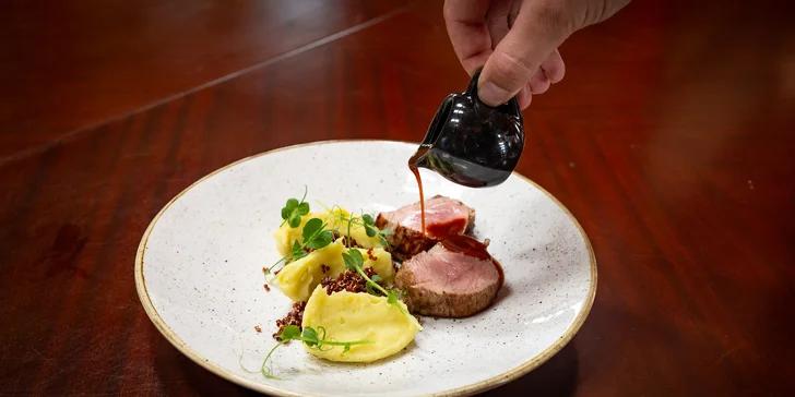 Čtyřchodové menu s nádechem asijské kuchyně: krevety, dýňový krém, steak s quinoou i fondant