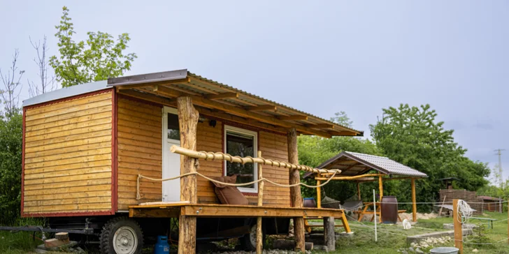 Pobyt se snídaní mezi zvířátky v rančerském karavanu, maringotce nebo chatce s možností vyjížďky na koních
