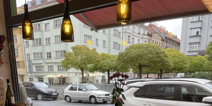 Horký nápoj dle výběru: svařené víno, jablečné Brulé di Mela, Calimero či Bombardino