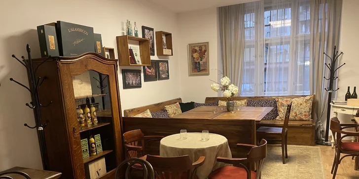 Horký nápoj dle výběru: svařené víno, jablečné Brulé di Mela, Calimero či Bombardino
