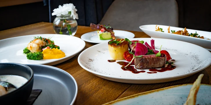7chodové degustační menu v krásné restauraci pro 2 osoby: humr, steak i čokoládový fondant