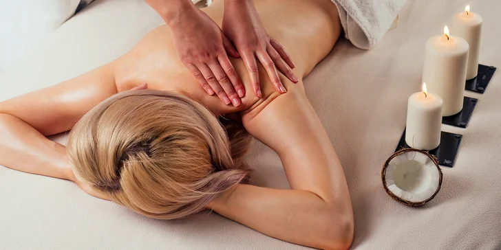 Vůně kokosu: thajská aromatická masáž nahřátým kokosovým olejem v délce 60 minut
