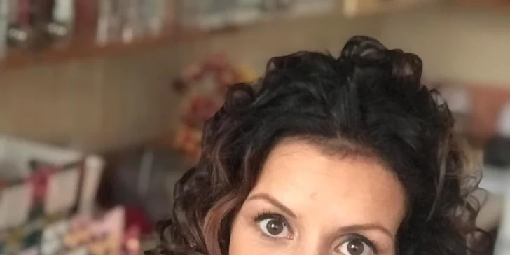 Proměna, s níž rozkvetete: make-up, sestřih, kosmetika i lehké občerstvení