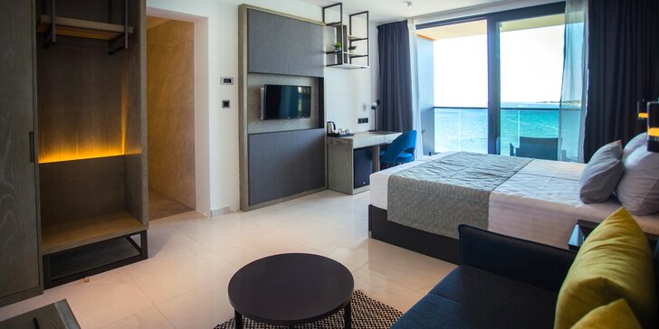Dovolená s polopenzí na chorvatském ostrově Pag: hotel s luxusními pokoji přímo u oblázkové pláže