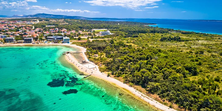 Dovolená s polopenzí na chorvatském ostrově Pag: hotel s luxusními pokoji přímo u oblázkové pláže