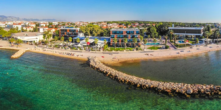Dovolená s polopenzí na chorvatském ostrově Pag: hotel s luxusními pokoji přímo u oblázkové pláže