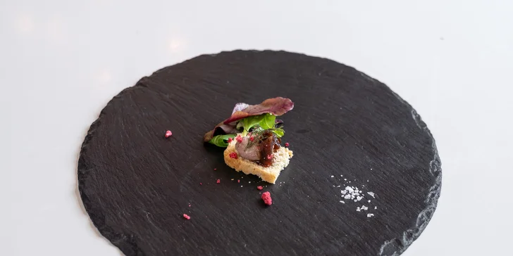 6chodové francouzské menu od kuchaře s michelinskou praxí: žabí stehýnka, šneci i kuřecí stehno