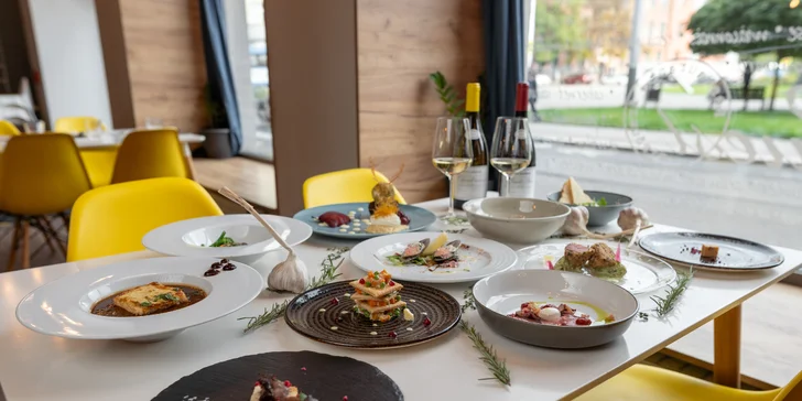 Degustační 11chodové menu pro dva: slávky, panenka, pražma a vinné párování