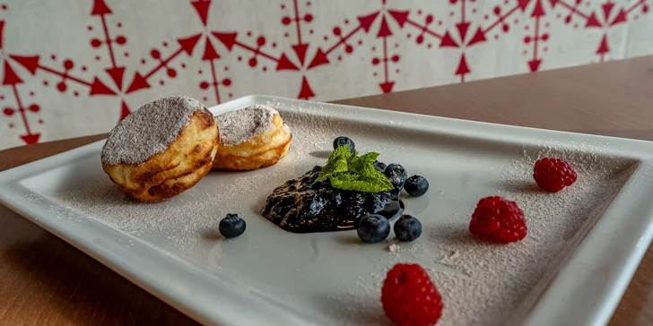 Tříchodové menu s lahví vína pro 2 osoby: masová paštika, kuřecí supreme či vepřová panenka, lívanečky