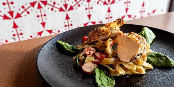 Tříchodové menu s lahví vína pro 2 osoby: masová paštika, kuřecí supreme či vepřová panenka, lívanečky