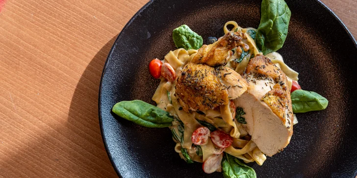 Tříchodové menu s lahví vína pro 2 osoby: masová paštika, kuřecí supreme či vepřová panenka, lívanečky