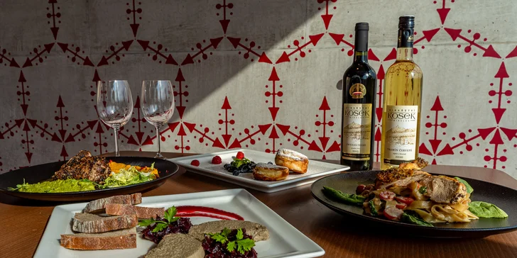 Tříchodové menu s lahví vína pro 2 osoby: masová paštika, kuřecí supreme či vepřová panenka, lívanečky