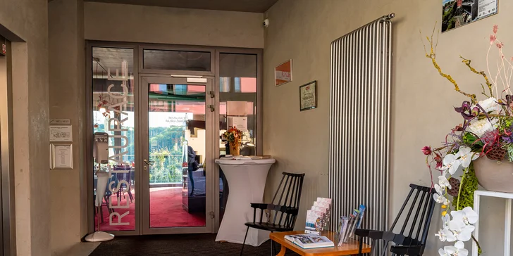 Tříchodové menu s lahví vína pro 2 osoby: masová paštika, kuřecí supreme či vepřová panenka, lívanečky