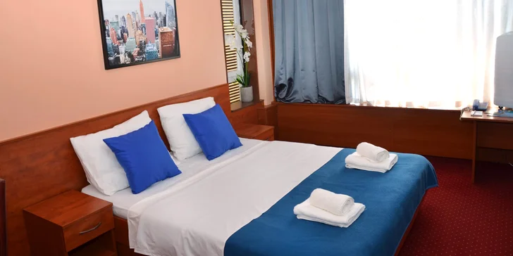 Dovolená na chorvatském ostrově Pag: hotel přímo na pláži u kolonády, polopenze