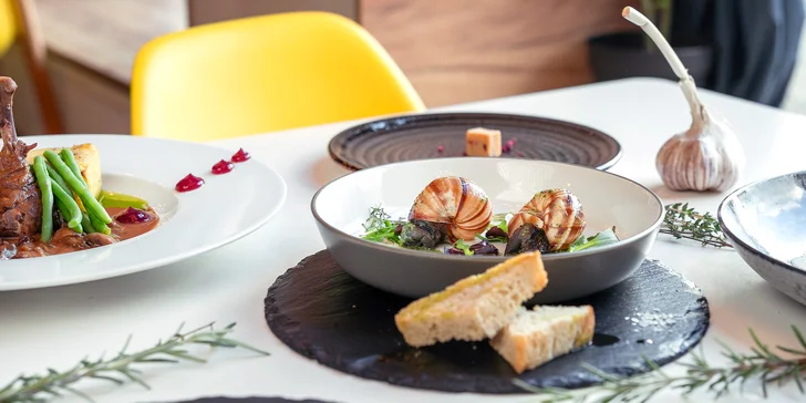 6chodové francouzské menu od kuchaře s michelinskou praxí: žabí stehýnka, šneci i kuřecí stehno