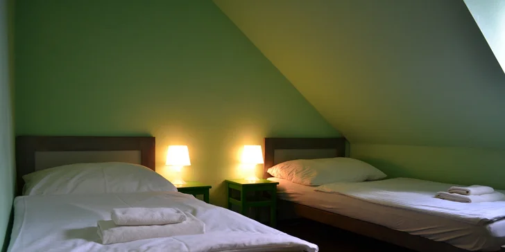 Romantika v centru Telče: hotel u zámeckého parku, polopenze i víno