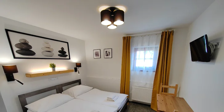 Romantika v centru Telče: hotel u zámeckého parku, polopenze i víno