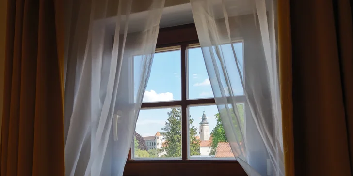 Romantika v centru Telče: hotel u zámeckého parku, polopenze i víno