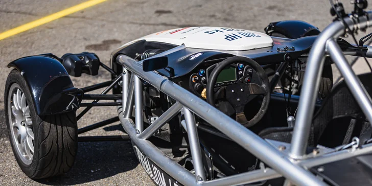 Divoká jízda po Masarykově okruhu v Brně: Ariel atom nebo Formule F4, řízení i spolujízda