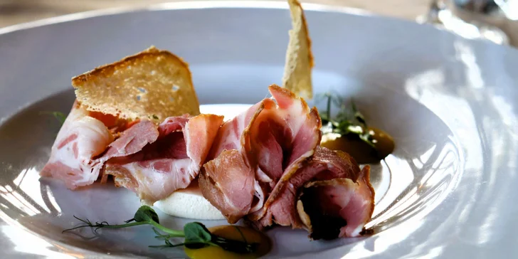 Degustační menu v golfovém resortu Ostravice: 5chodové menu s kachním prsem a vinným párováním pro 2 osoby