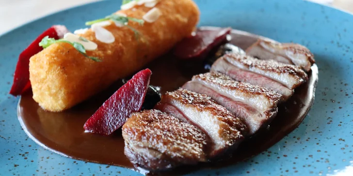 Degustační menu v golfovém resortu Ostravice: 5chodové menu s kachním prsem a vinným párováním pro 2 osoby