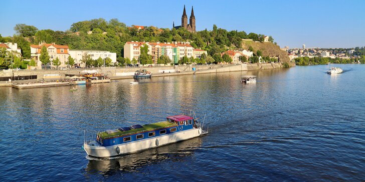 Pronájem celé lodi na Vltavě až pro 20 osob: s plavbou nebo zakotvená