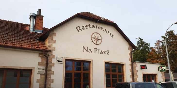 Prkno plné řízků a smažáku nebo tří druhů steaků až pro 6 osob