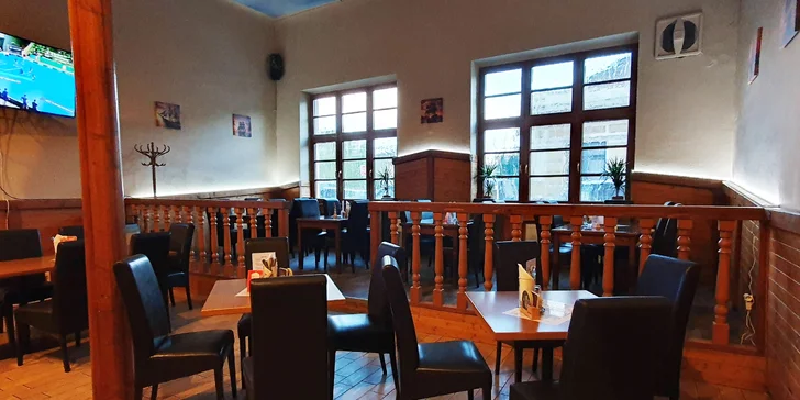 Prkno plné řízků a smažáku nebo tří druhů steaků až pro 6 osob